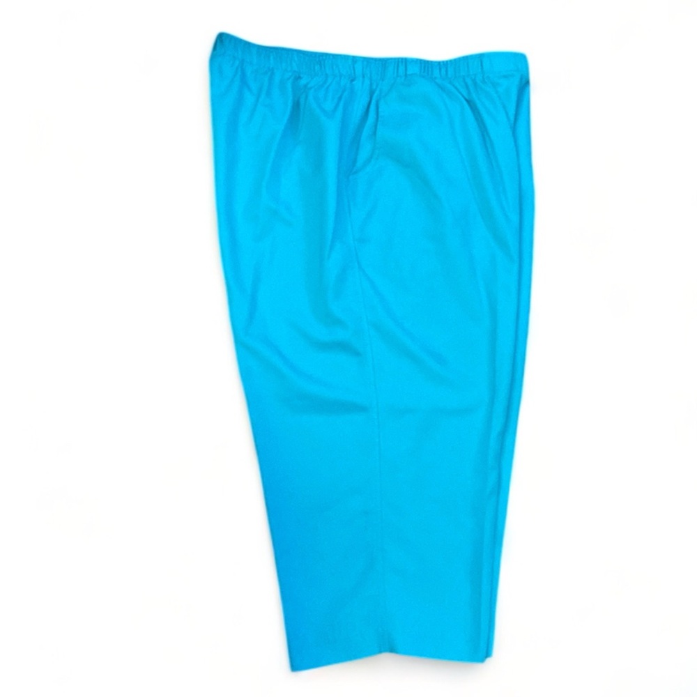 Kim Rogers Ladies Aqua Blue Capris size 16P has pockets.